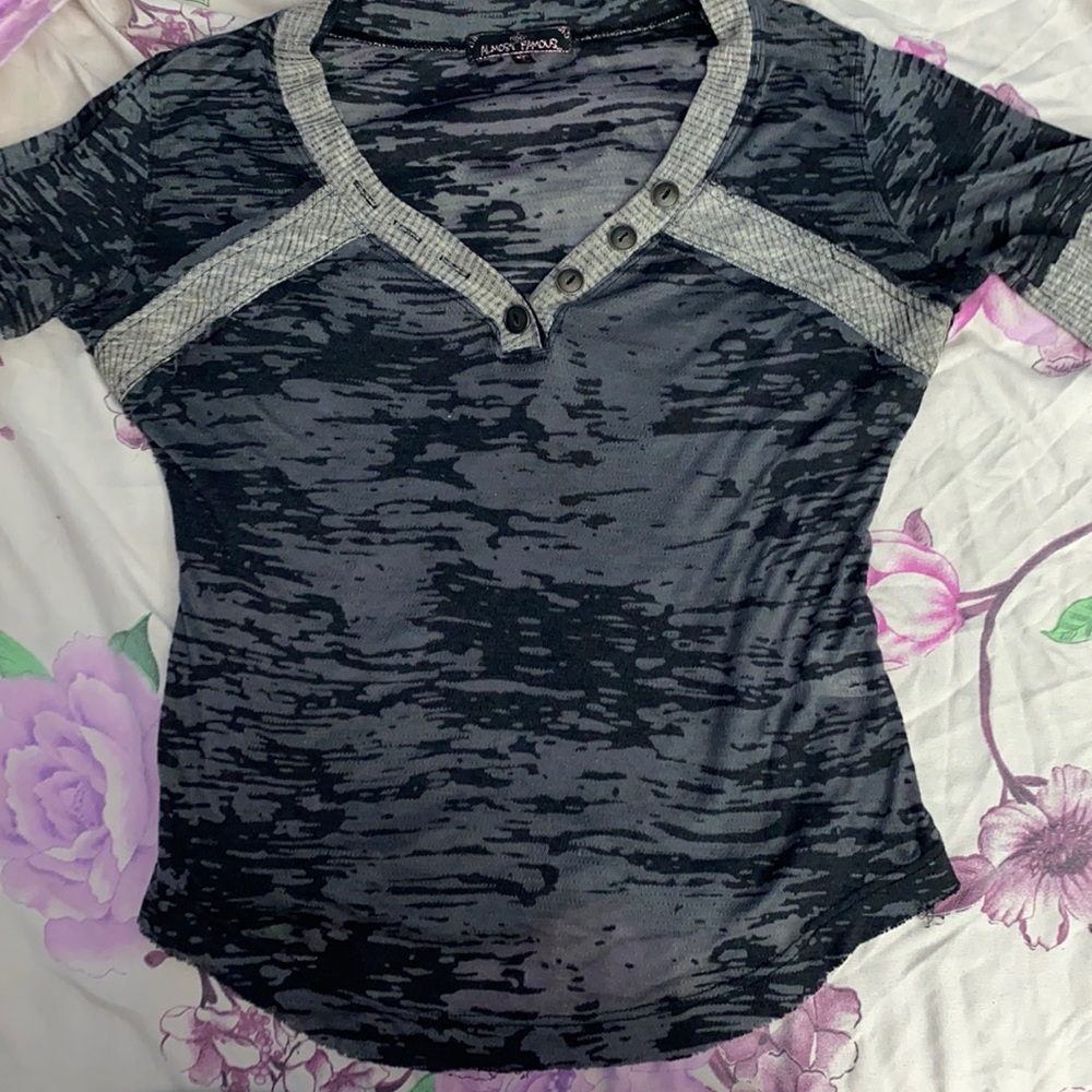 Early 2000s Y2K gray and black botton up top